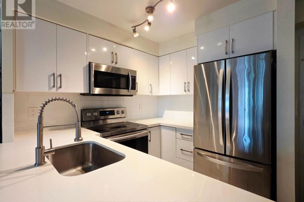 1015 - 7 Lorraine Drive, Toronto, ON, photo 2