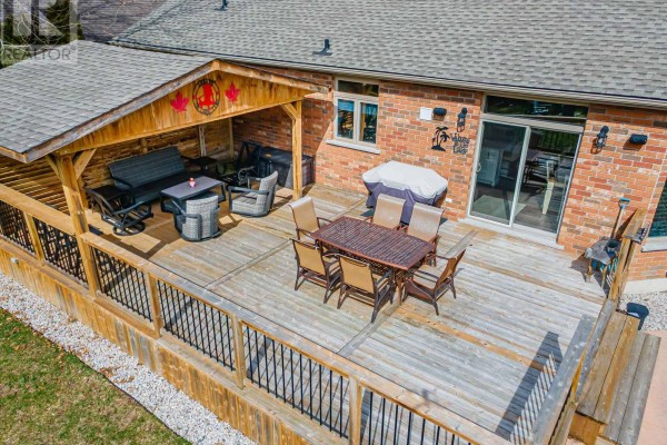 Deck with seating and dining sets, grill - 10159 Meadowlilly Crescent Lambton Shores