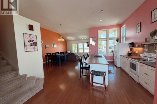 Living room - 1016 2 Street Ne, Sundre, AB T0M1X0 Photo 4