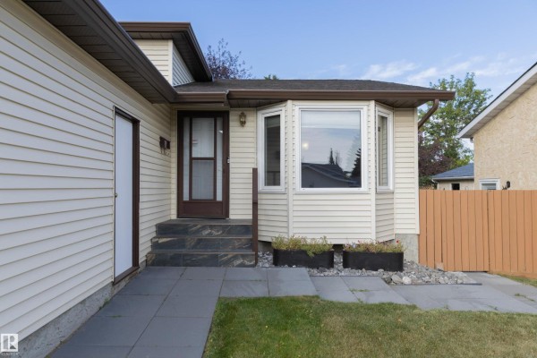Kitchen - 1016 48 St Nw, Edmonton, AB T6L4C4 Photo 3