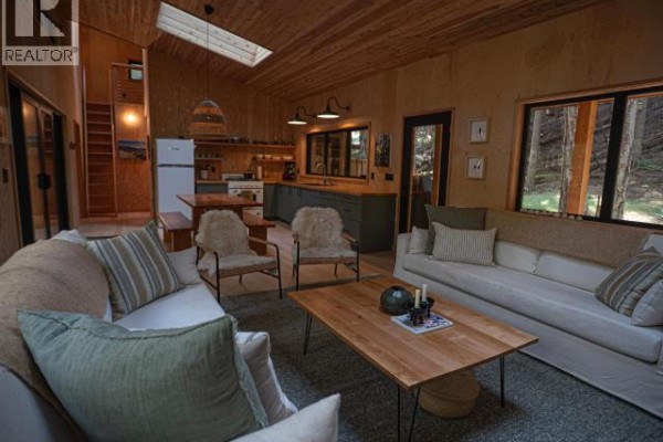 Living room - 1016/1018 Johnson Lane, Savary Island, BC V0N2G0 Photo 3