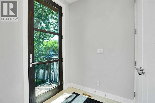 Living room - 1018 20 Avenue Se, Calgary, AB T2G1M6 Photo 2