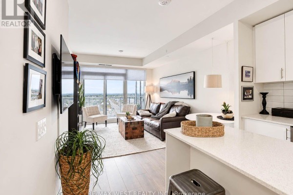 Dining room - 1019 - 9000 Jane Street, Vaughan, ON L4K0M6 Photo 3