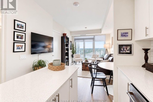 Living room - 1019 - 9000 Jane Street, Vaughan, ON L4K0M6 Photo 4