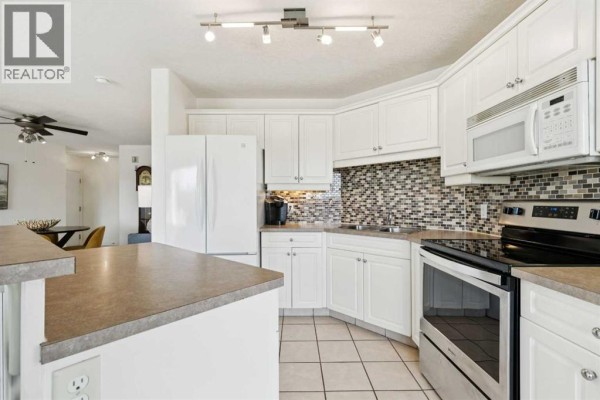 Kitchen - 102, 6102 Valleyview Park Se, Calgary, AB T2B3R6 Photo 4
