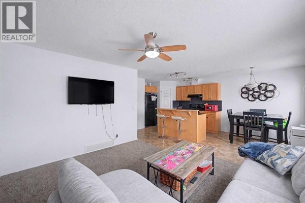 102, 800 Yankee Valley Boulevard Se, Airdrie, AB, photo 3