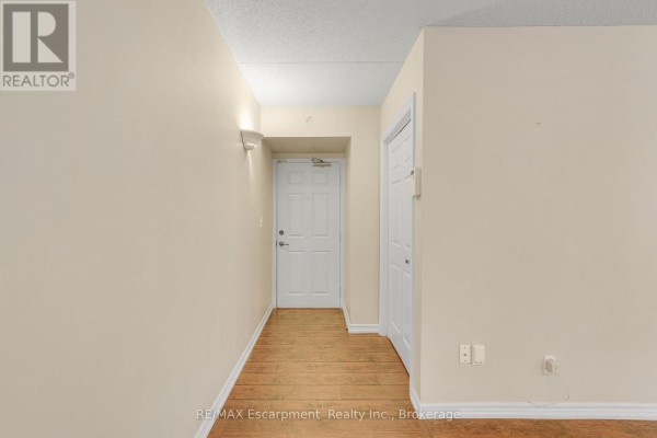 Primary Bedroom - 102 - 2075 Appleby Line, Burlington, ON L7L7H3 Photo 4
