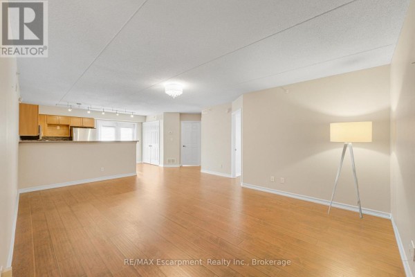 Bedroom - 102 - 2075 Appleby Line, Burlington, ON L7L7H3 Photo 5