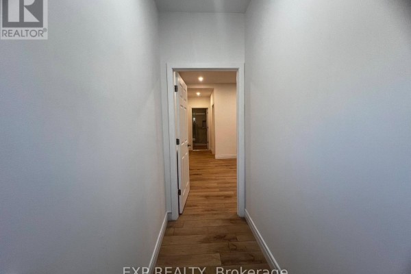 102 - 804a St Clair Avenue W, Toronto, ON M6C1B6 Photo 4