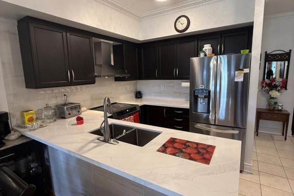 Living room - 102 - 9901 Keele Street, Vaughan, ON L6A0A1 Photo 4