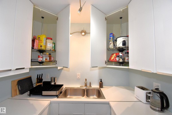 Kitchen - #102 11325 109 Av Nw, Edmonton, AB T5H1E3 Photo 3