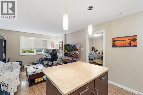 Living room - 102 1600 Caspers Way, Nanaimo, BC V9S1K1 Photo 5