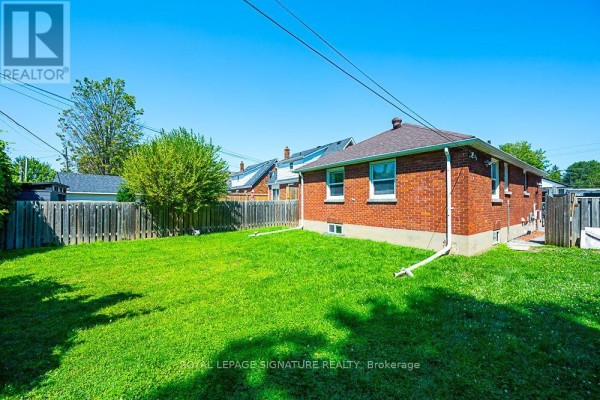 Living room - 102 Central Park Boulevard N, Oshawa, ON L1G5Y5 Photo 4