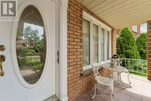 Bedroom 3 - 102 Coronation Circle, Brampton, ON L6Z4A7 Photo 3