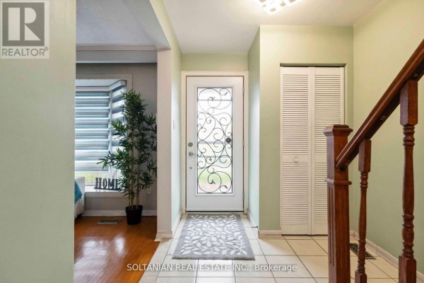 Living room - 102 Elnathan Crescent, Toronto, ON M9L2G1 Photo 4