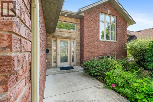 Family room - 102 Joanne Court, Leamington, ON N8H5N5 Photo 4