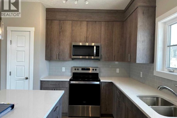 Kitchen - 102 Livingston Common Ne, Calgary, AB T3P1K1 Photo 4