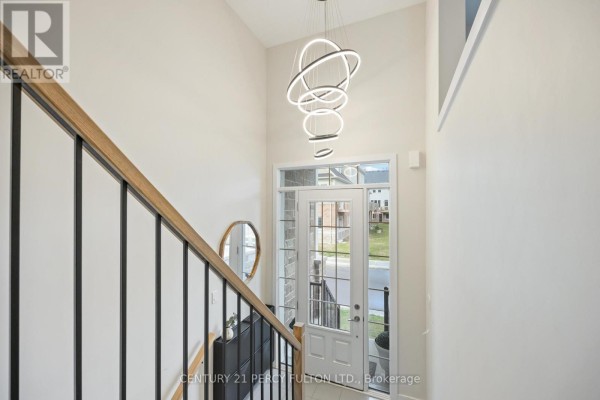 102 Lyall Stokes Circle, East Gwillimbury, ON L0G1M0 Photo 3