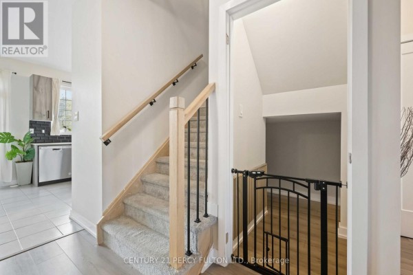 102 Lyall Stokes Circle, East Gwillimbury, ON L0G1M0 Photo 4