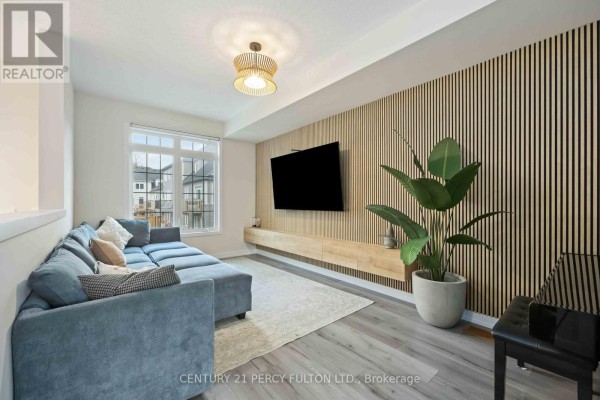 102 Lyall Stokes Circle, East Gwillimbury, ON L0G1M0 Photo 5