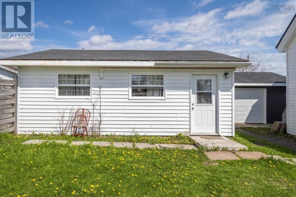 Living room - 102 North Foord Street, Stellarton, NS B0K1S0 Photo 4