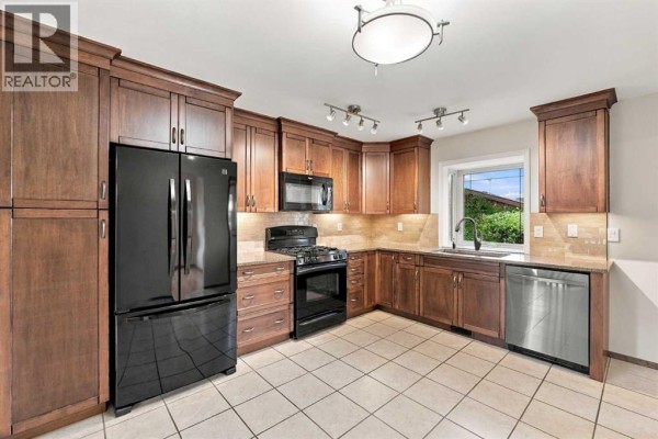 Living room - 102 Richards Crescent, Red Deer, AB T4P3B8 Photo 3