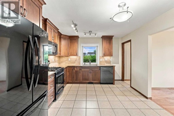 Primary Bedroom - 102 Richards Crescent, Red Deer, AB T4P3B8 Photo 4