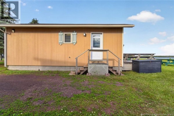 Living room - 102 York Street, Richibucto, NB E4W4K2 Photo 4