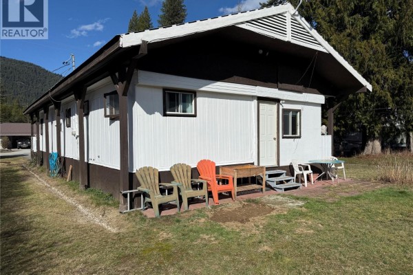 Family room - 1021 Garden Road, South Slocan, BC V0G2G1 Photo 4