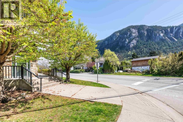 102&103 1909 Maple Drive, Squamish, BC V8B0T1 Photo 5