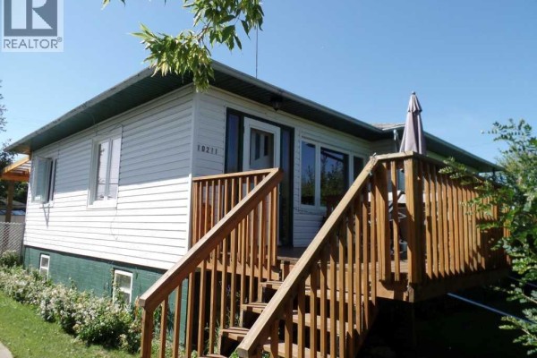Living room - 10211 102 Avenue, Lac La Biche, AB T0A2C0 Photo 2
