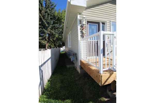 Bedroom 2 - 10216 101 St, Westlock, AB T7P1X9 Photo 4