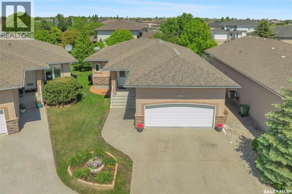 Living room - 10220 Wascana Estates, Regina, SK S4V3E5 Photo 3