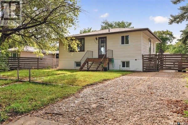 Living room - 1023 Coteau Street W, Moose Jaw, SK S6H5G3 Photo 2