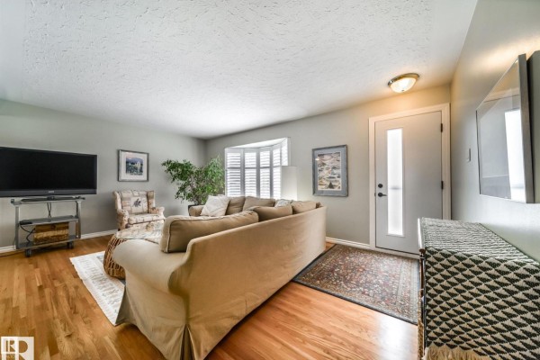 Kitchen - 10231 46 St Nw, Edmonton, AB T6A1X9 Photo 3