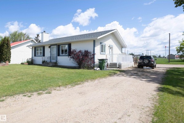 Family room - 10232 101 St, Westlock, AB T7P1X9 Photo 4