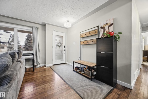Kitchen - 10235 Fulton Rd Nw, Edmonton, AB T6A3T5 Photo 3