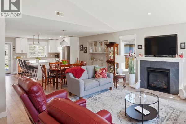 1024 Celia Crescent, Gibsons, BC V0N1V7 Photo 5