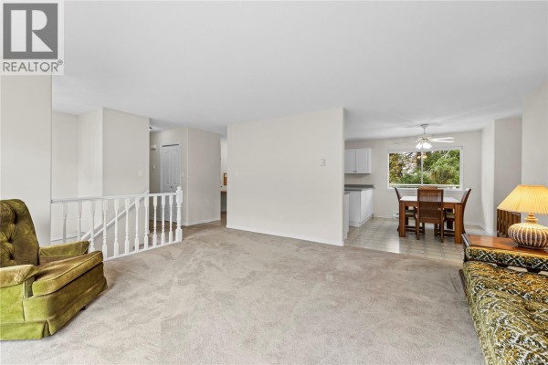 Den - 1024 Centre Cres, Qualicum Beach, BC V9K2G6 Photo 4