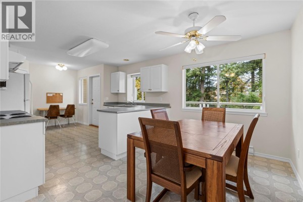 Family room - 1024 Centre Cres, Qualicum Beach, BC V9K2G6 Photo 5