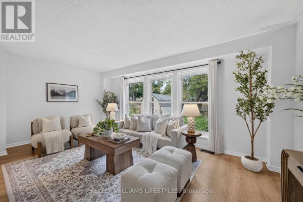 Living room - 1024 Jalna Boulevard, London South, ON N6E2M1 Photo 2