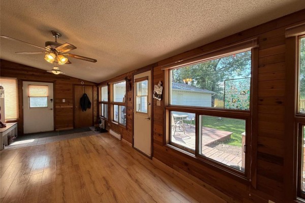 Living room - 1025 Burrows Road N, Mccreary, MB R0J1B0 Photo 4
