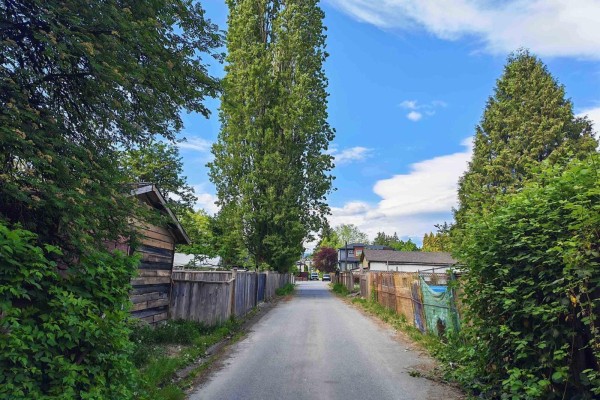 10256 143a Street, Surrey, BC V3T5A9 Photo 3