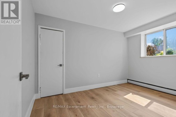 Primary Bedroom - 103 - 2393 New Street, Burlington, ON L7R1K1 Photo 3