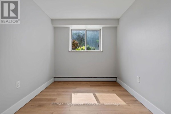 Bedroom 2 - 103 - 2393 New Street, Burlington, ON L7R1K1 Photo 4