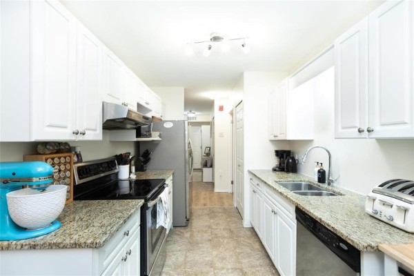 Foyer - 103 500 Cathcart Street, Winnipeg, MB R3R3V6 Photo 5