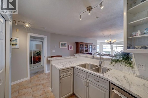103 5470 Inlet Avenue, Sechelt, BC V7Z0H4 Photo 5