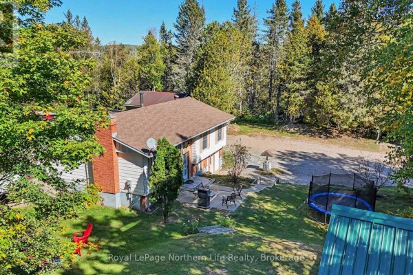 Family room - 103 Development Road, Bonfield, ON P0H1E0 Photo 4