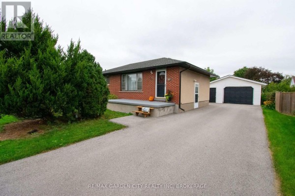 Living room - 103 Kilgour Avenue, Welland, ON L3C2P8 Photo 2