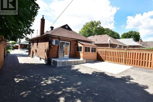 Primary Bedroom - 103 Richardson Avenue, Toronto, ON M6M3S2 Photo 4